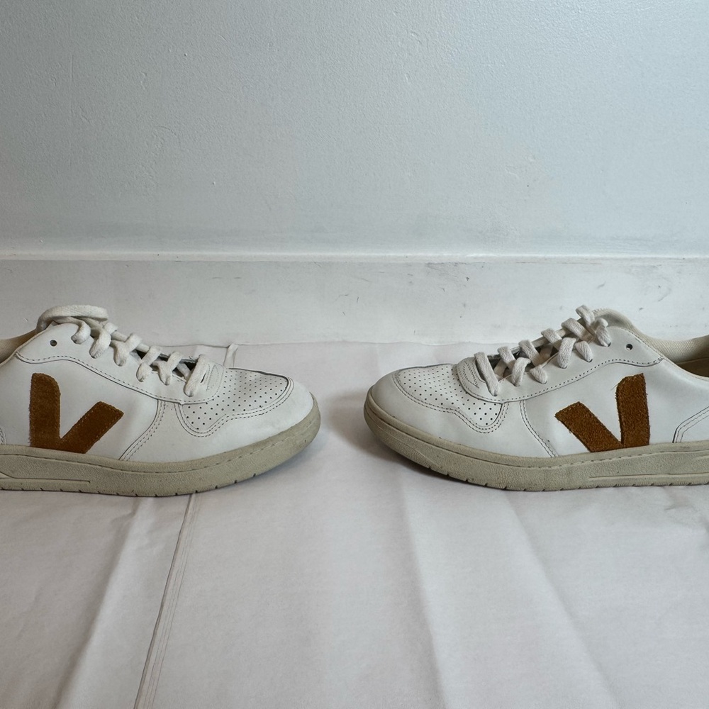 Veja 90’s Sneakers White with tan Camel Details
